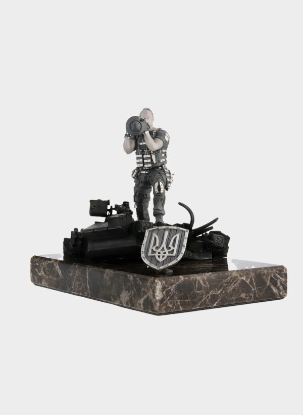 Срібна статуетка «Козак з NLAW» на мармуровому постаменті