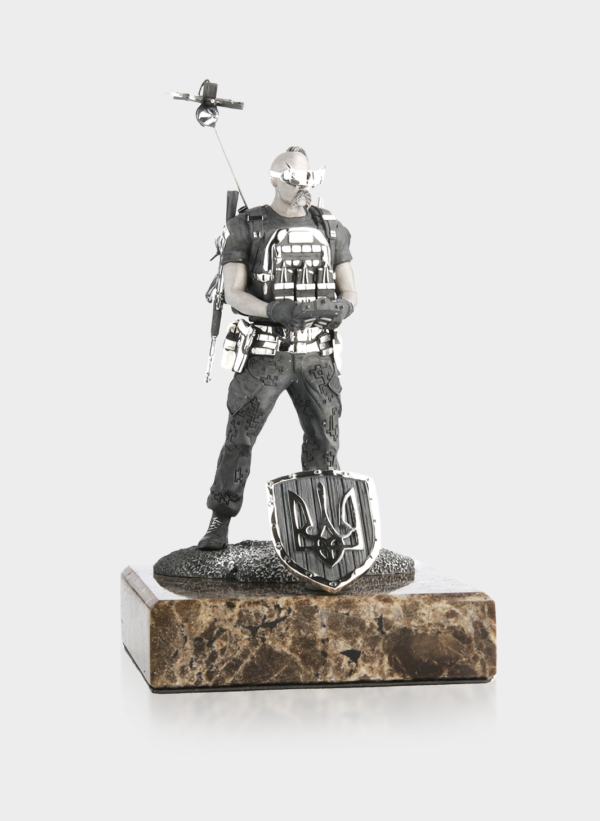 Срібна статуетка «Козак з FPV» на мармуровому постаменті