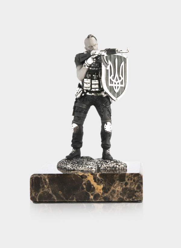Срібна статуетка «Козак з АКМ у бою» на мармуровому постаменті