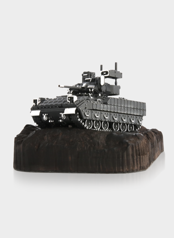 Срібна статуетка «M2 Bradley» на дерев’яному постаменті