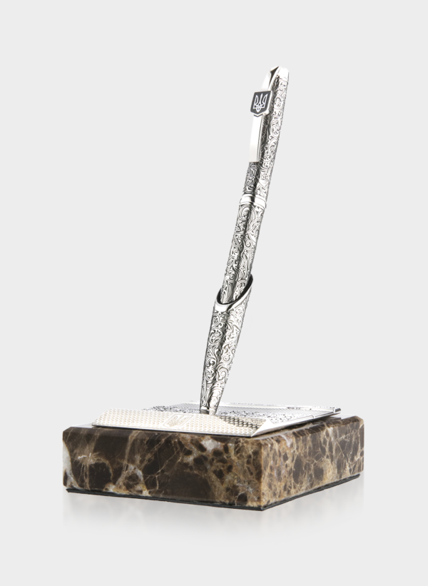 Срібна ручка на мармуровому постаменті