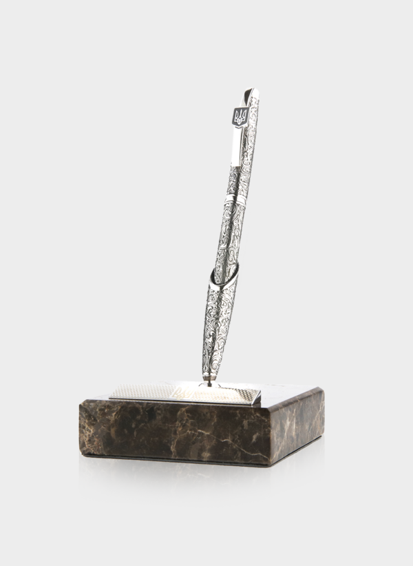 Срібна ручка на мармуровому постаменті