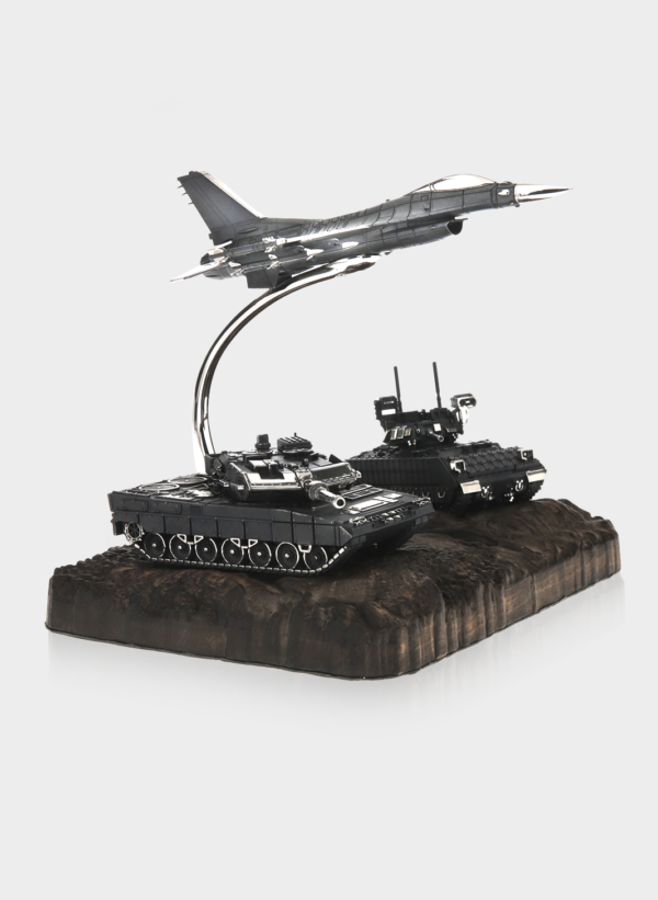 Срібна статуетка «Сучасна українська техніка» на дерев’яному постаменті