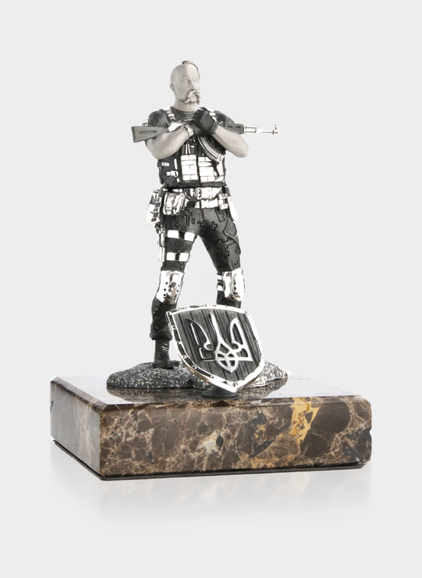 Срібна статуетка «Козак з АКМ» на мармуровому постаменті